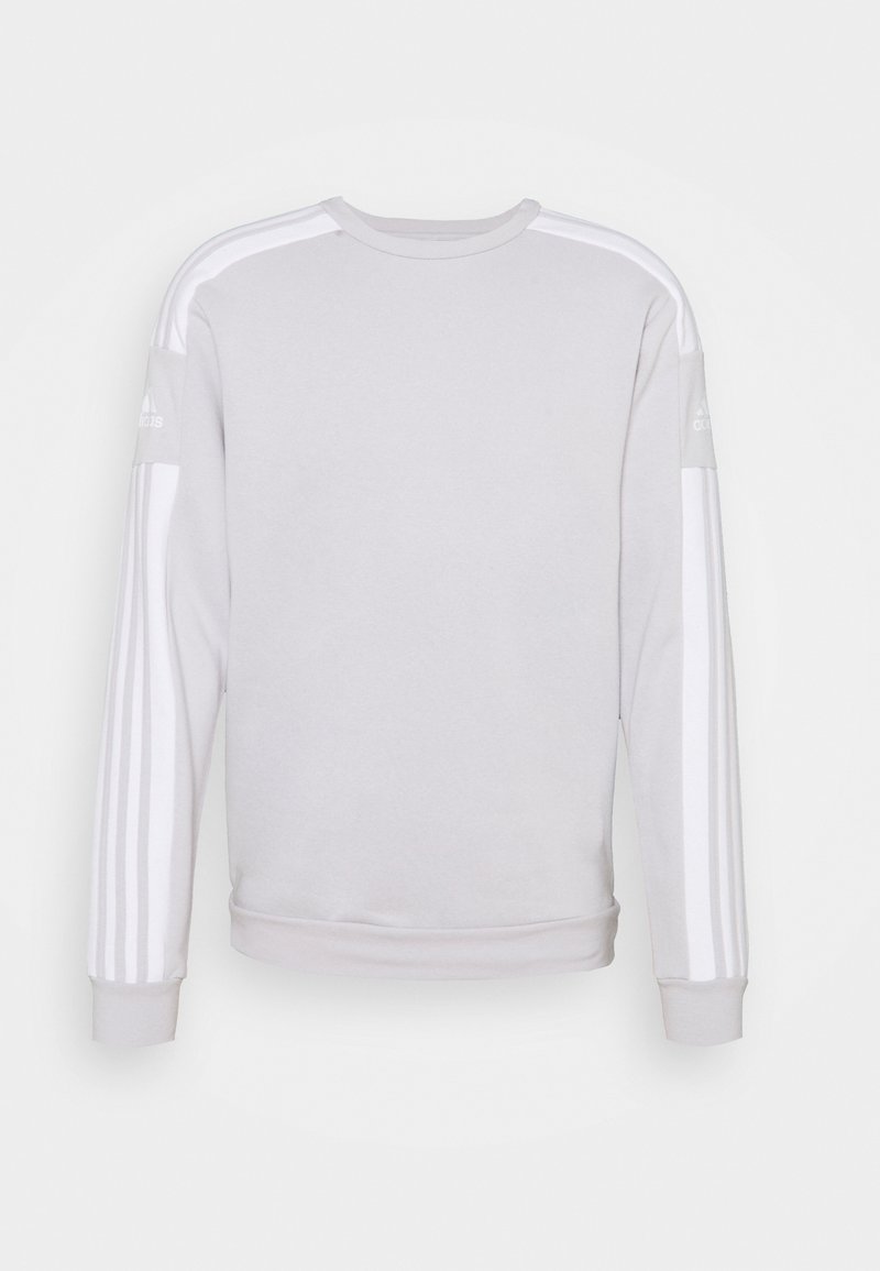 Sweat-shirt gris clair à manches longues avec des bandes blanches le long des manches et des logos subtils près des épaules.