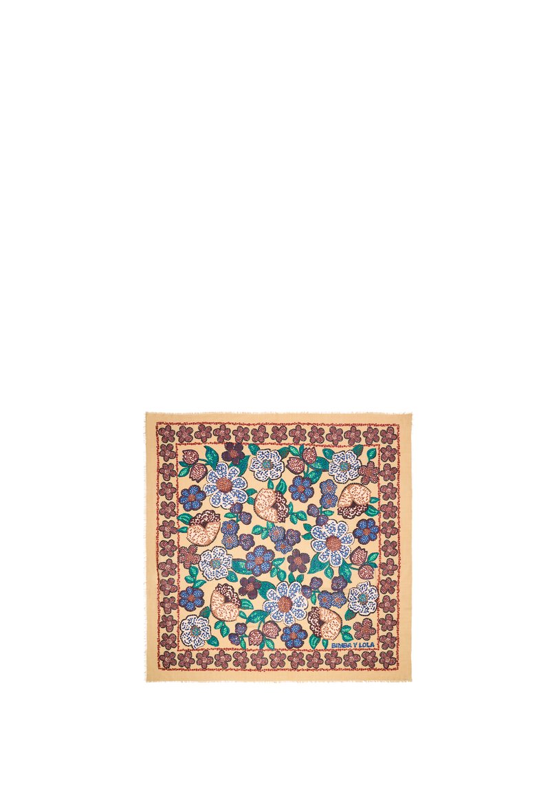 Pañuelo cuadrado con un patrón floral que presenta flores azules, blancas y marrones sobre un fondo beige, bordeado con un borde rojo oscuro. Acabado texturizado.