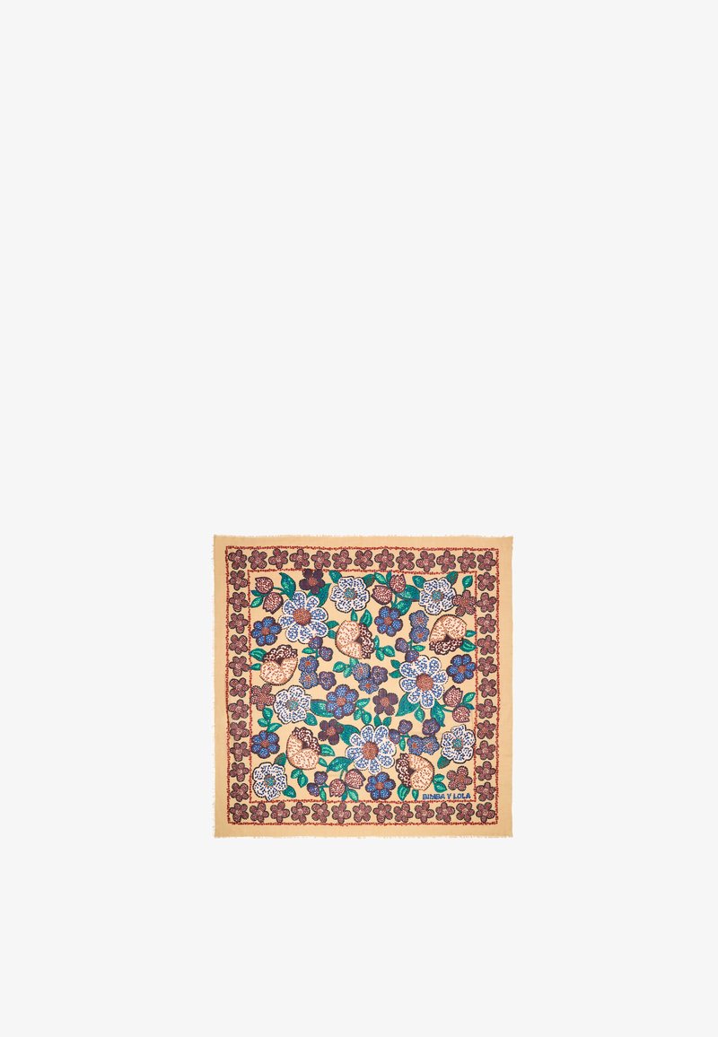 Pañuelo cuadrado con un patrón floral que presenta flores azules, blancas y marrones sobre un fondo beige, bordeado con un borde rojo oscuro. Acabado texturizado.