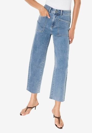 Hellblaue Jeans mit weitem Bein aus Denim, zwei aufgesetzten Vordertaschen, hoher Taille und geradem Schnitt, die ein minimalistisches Design und Textur zeigen.