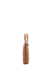 Borsa in pelle color testa di moro con forma slim e rettangolare, manico superiore e chiusura con zip, che presenta una texture liscia e un design minimalista.