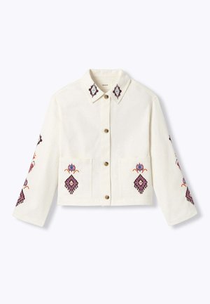 Veste blanche à boutons avec manches longues, présentant une broderie géométrique symétrique violette et orange sur le col, les poches et les manches.