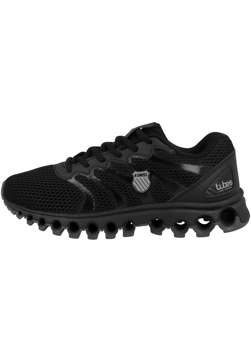 Scarpa da ginnastica nera realizzata in mesh e materiali sintetici, dotata di una suola testurizzata con ritagli circolari e un piccolo logo sul lato.
