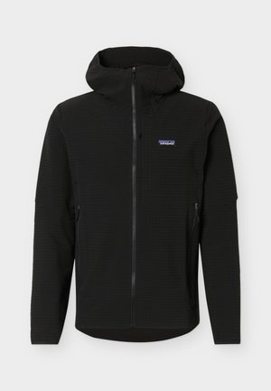 Μαύρο μπουφάν Patagonia με κουκούλα, εμπρός φερμουάρ και πλευρικές τσέπες με φερμουάρ, απεικονίζεται σε λευκό φόντο.