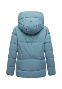 Ljusblå vadderad jacka med stor huva, quiltat mönster och ribbade muddarna. Den har inga synliga knäppningar eller dekorationer.