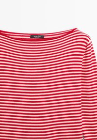 Rood-wit gestreepte lange mouwen shirt met een bootnek en een zwart Massimo Dutti-label op de kraag.