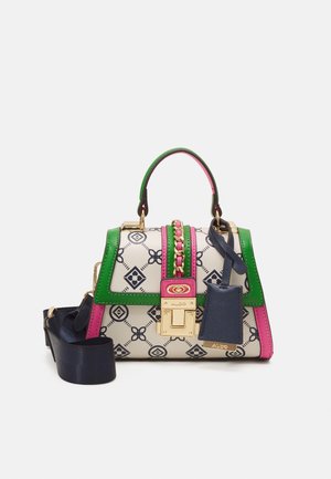 Petit sac à main structuré avec garniture en cuir vert et rose, motif géométrique noir et blanc, fermoir doré, bandoulière en tissu bleu marine et étiquette en cuir.
