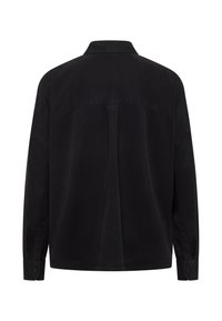 Czarna koszula na guziki wykonana z gładkiej tkaniny, z kołnierzykiem w szpic, długimi rękawami z mankietami oraz plisą na środku tyłu dla dodatkowego detalu.