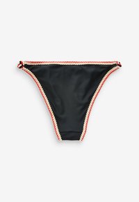Juodas bikini apatinis trikotažas su sudėtinga grietinėlės ir raudonos spalvos banguota apdaila, sukurtas su žemu pjūviu ir šoninėmis kaklaitėmis, leidžiančiomis reguliuoti dydį.