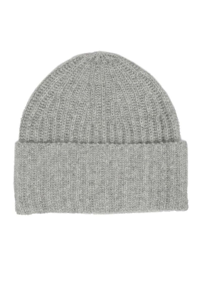 Grijze gebreide beanie met ribbelstructuur, voorzien van een opgerolde rand en gemaakt van een zacht, wolachtig materiaal.