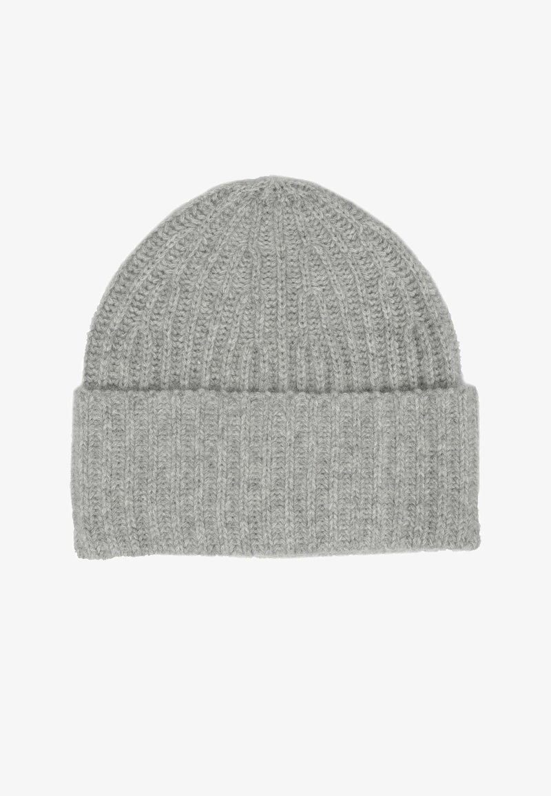 Grijze gebreide beanie met ribbelstructuur, voorzien van een opgerolde rand en gemaakt van een zacht, wolachtig materiaal.