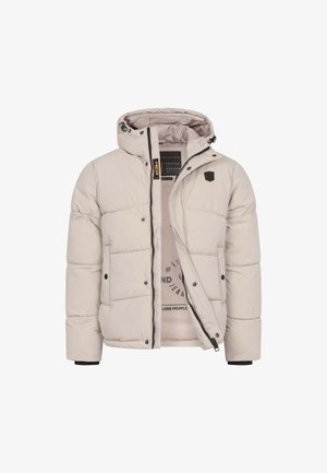 Jasno beżowa kurtka puchowa z kapturem, z zapięciem na zamek i prążkowanymi mankietami. Posiada poziome przeszycia i logo na piersi. Widoczna podszewka.