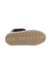 Schwarzer Sneaker mit strukturiertem Obermaterial, beiger Gummisohle mit Sternmustern und dem eingeprägten Schriftzug "KENNEL" an der Seite.
