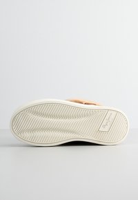 Pepe Jeans sneakers med beige ruskindsoverdel, hvid gummisål med bølget slidmønster og logodetalje på siden.