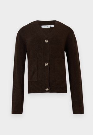 Bruine cardigan met een V-hals, vier metalen knopen en twee voorzakken. Geribbelde manchetten en zoom; gemaakt van een zachte stof.