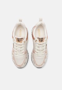 Sneaker bianche e beige chiaro con dettagli testurizzati, hardware in oro rosa e suole in gomma nera, caratterizzate da un design con allacciatura e dettaglio del logo.