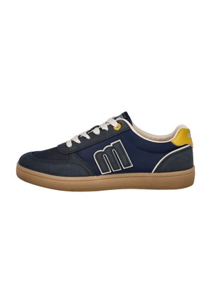Zapatilla azul marino y gris oscuro con cordones blancos, suela de goma, acento amarillo en el talón y un gran logo "m" contorneado en blanco en el lateral.