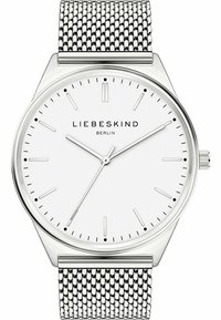 Silbernes Mesh-Armband-Uhr mit einem weißen Zifferblatt, minimalistisches Design, ausgestattet mit silbernen Stundenmarkierungen und Zeigern sowie dem Markennamen "LIEBESKIND BERLIN."