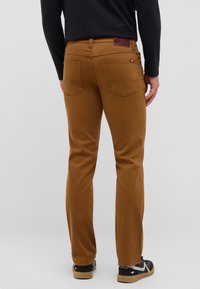 Mustang STYLE TRAMPER STRAIGHT - Stoffhose - rubber