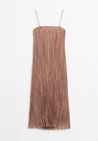 Robe midi sans manches de couleur rose poudré avec fines bretelles spaghetti et texture plissée verticale, encolure droite et ourlet arrondi.