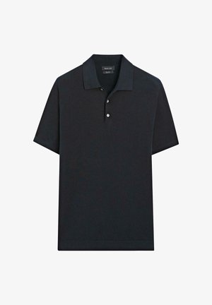 Schwarzes Polohemd mit kurzen Ärmeln, Zwei-Knopf-Leiste und Strickkragen, flach auf weißem Hintergrund dargestellt.