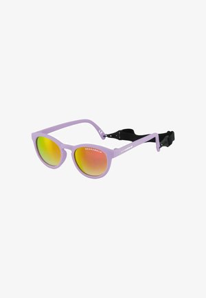 Lunettes de soleil violettes avec des verres miroités dégradés jaunes et rouges, présentant une forme distinctive en œil de chat et une sangle réglable noire.