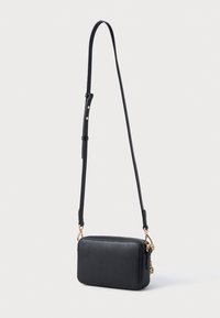 Μαύρη δερμάτινη τσάντα crossbody σε ορθογώνιο σχήμα, με λεία υφή, ρυθμιζόμενο λουρί και χρυσά αξεσουάρ.