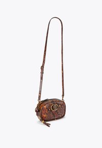 Schoudertas met slangenprint, in bruin en oranje tinten, met een ritsluiting en decoratieve hardware. Inclusief verstelbare schouderband.