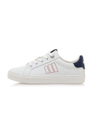 Baskets blanches avec branding rouge, bout rond, semelle blanche et détail de talon bleu marine. Présentent un système de laçage et une tige en synthétique lisse.