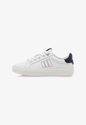 Baskets blanches avec branding rouge, bout rond, semelle blanche et détail de talon bleu marine. Présentent un système de laçage et une tige en synthétique lisse.