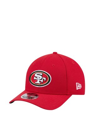 Casquette de baseball rouge avec une couronne arrondie. Présente un logo circulaire noir et or avec "SF" en blanc. La visière est légèrement courbée. Logo du fabricant sur le côté.