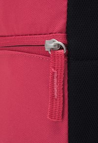Nike Sportswear HERITAGE UNISEX - Mochila - archaeo pink/black/bronze