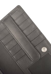 Portafoglio in pelle nera con scomparti per carte, chiusura a scatto e pannello testurizzato. Finitura liscia con cuciture a contrasto e design elegante.