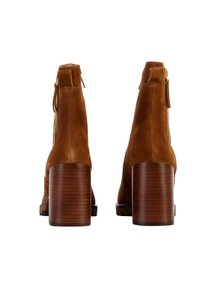 Stivaletti ankle in suede marrone con tacco in legno sovrapposto, dotati di cerniera laterale e texture liscia. Adatti per un look casual.