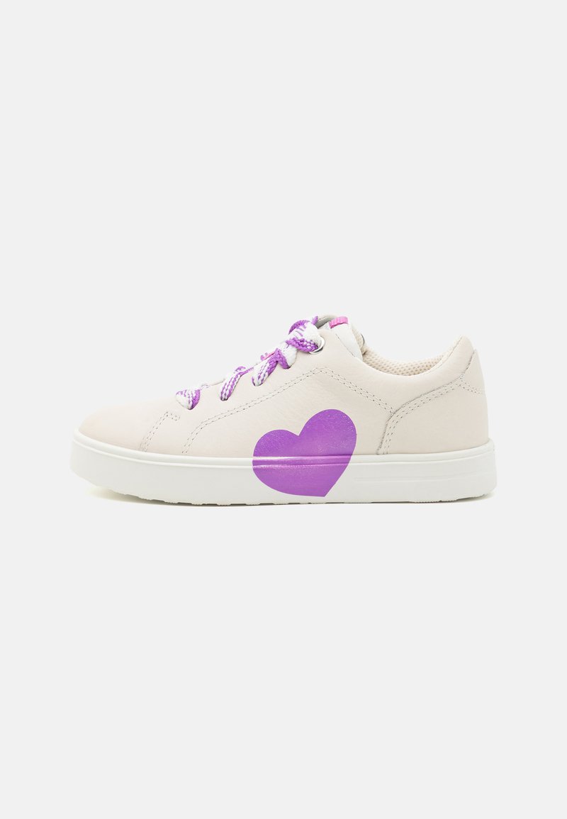 Beige Leder Sneaker mit einem auffälligen lila Herzgrafik an der Seite. Besitzt lila Schnürsenkel und eine weiße Gummisohle.