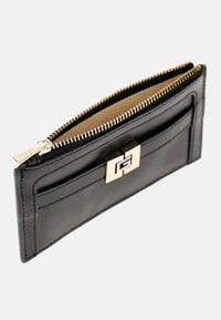 Portefeuille en cuir noir avec une fermeture à glissière dorée et un fermoir. Dispose de plusieurs fentes pour cartes et d'une finition lisse et texturée.