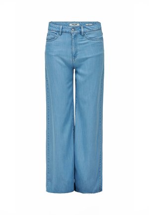 Vaqueros de mezclilla azul claro con corte de pierna ancha, botón frontal con cremallera y estilo de cinco bolsillos, mostrados sobre un fondo blanco liso.