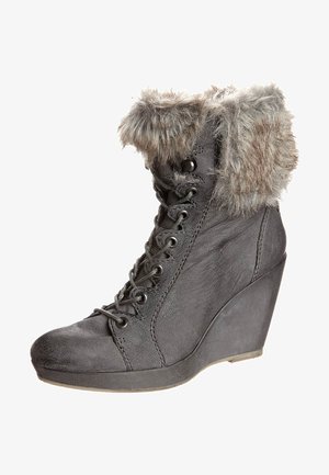 Keil-Stiefelette aus schwarzem Kunstleder mit Fake-Fellkragen, rundem Zeh, schnürbarem Vorderteil und strukturiertem Seitendetail.