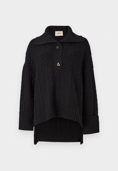 Pulover negru tricotat cu un model texturat, guler înalt și închidere cu nasturi. Mansete și tiv ribbate, având un accent triunghiular de aur.