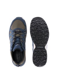 Flacher Wanderschuh in Blau und Grau mit schwarzer, robuster Sohle mit tiefen Profilen und "LOWA"-Markierung auf der Unterseite.