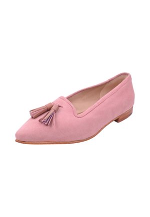 Mocassin plat pour femme en daim rose avec bout pointu, petit talon en bois et deux glands sur le dessus, présenté sur fond blanc.