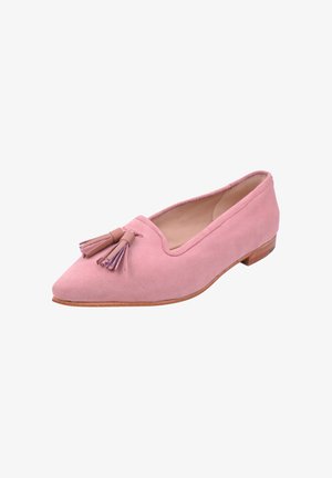 Mocassin plat pour femme en daim rose avec bout pointu, petit talon en bois et deux glands sur le dessus, présenté sur fond blanc.