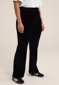 WE Fashion - FLARED VAN RIBSTOF - CURVE - Pantalones - black Imagen en miniatura 1