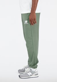 New Balance ESSENTIALS STACKED LOGO  - Pantalones deportivos - deep olive green