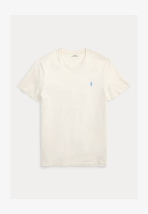 Hvit bomulls-T-skjorte med rund hals og korte ermer, med en liten blå brodert logo på venstre bryst. Jevn tekstur, vanlig passform.