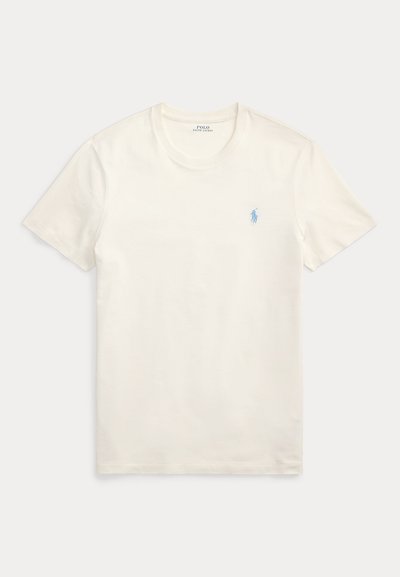 T-shirt blanc en coton avec col rond et manches courtes, présentant un petit logo bleu brodé sur le côté gauche de la poitrine. Texture lisse, coupe régulière.