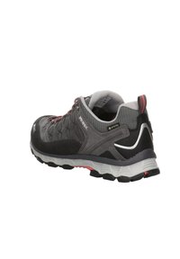 Grau Wanderstiefel mit strukturiertem Obermaterial, Gummisohle, roten Akzenten und einem GORE-TEX-Label. Ausgestattet mit Schnürdesign und gepolsterter Schuhkranz für zusätzlichen Komfort.