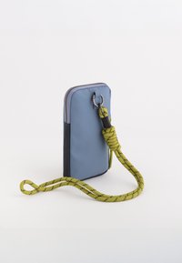 Modrá nylonová taštička se zipem, s černým akcentem a žlutým šňůrkovým popruhem, který je smyčkovaný a zajištěný kovovou sponou.