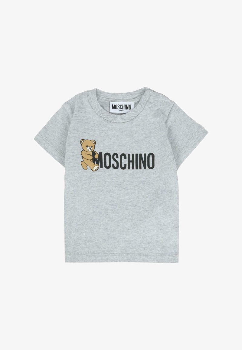 Jasnoszara koszulka dla niemowląt z czarnym napisem "MOSCHINO" i grafiką brązowego misia przytulającego pierwszą literę, z napami na ramionach.