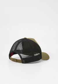 Beige Baseballcap mit schwarzem Netzrücken, gebogenem Schirm und verstellbarem Riemen. Schlichtes Design mit minimalen Akzenten, geeignet für den Einsatz im Freien.